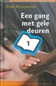 Een gang met gele deuren