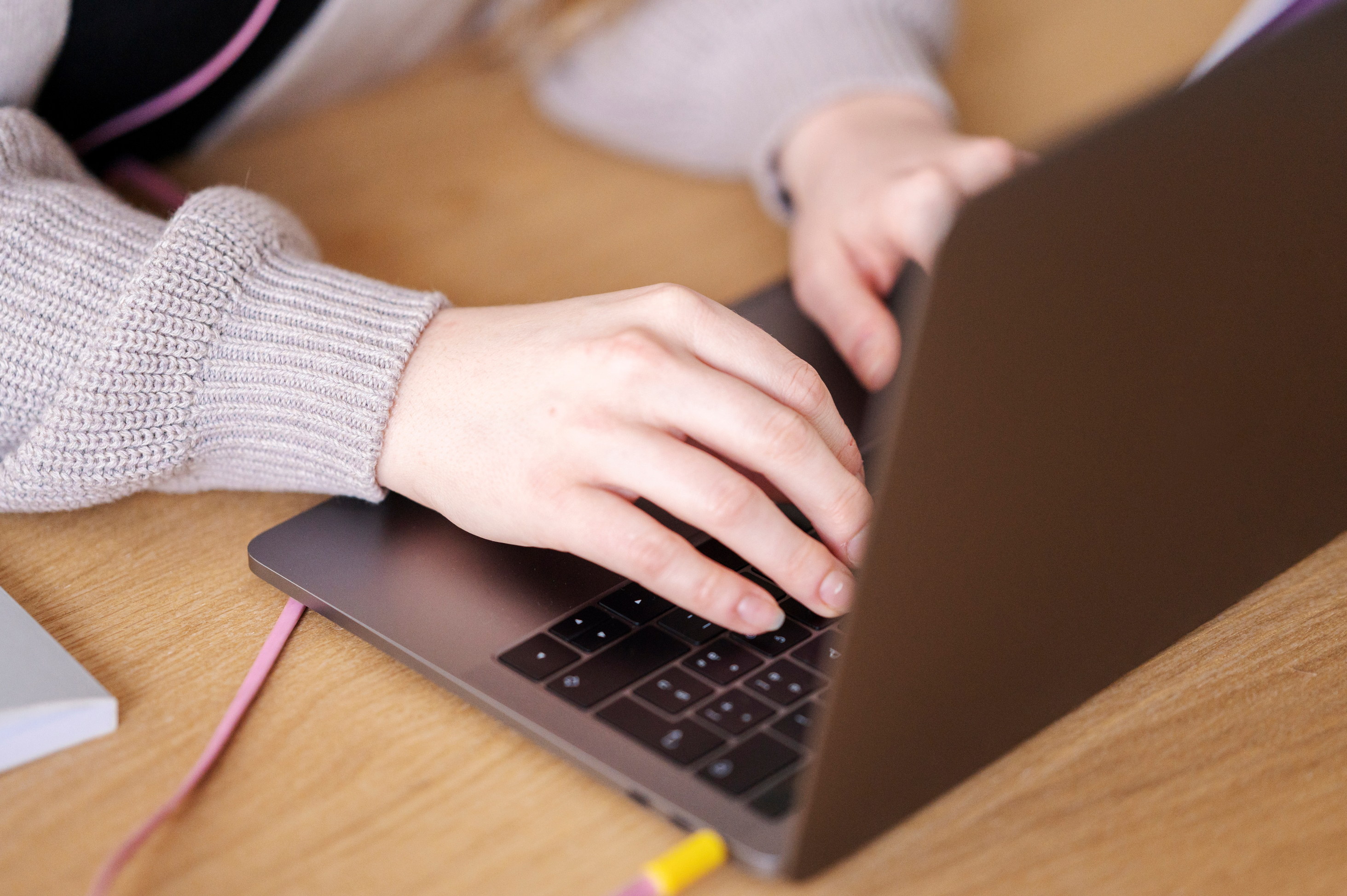 meisje zoekt op laptop